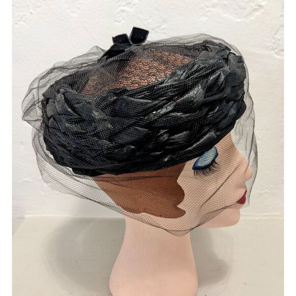 Vintage "Black Widow" Mid-Century Woven Raffia, Netting & Velvet Bow Pillbox Hat - Picture 2 of 11